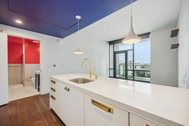 Building Photo - 70 Rainey St