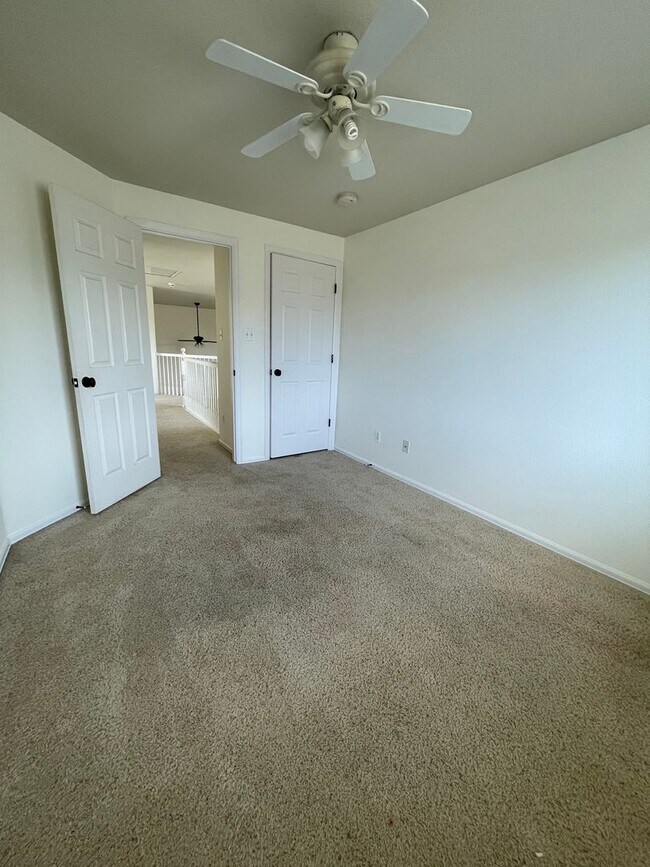 Building Photo - 4 Bedroom 3 Bathroom Home Available now!