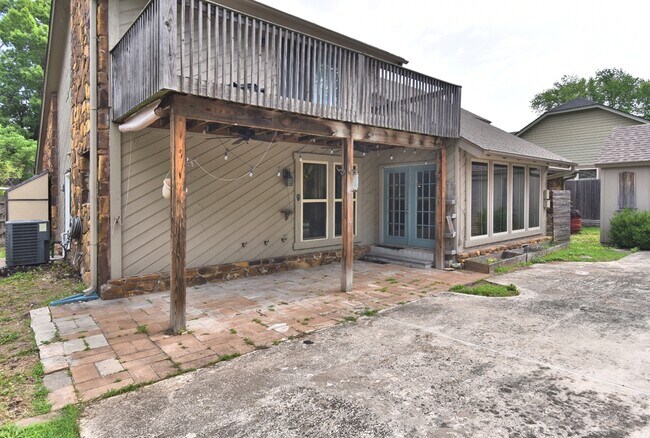 Building Photo - 2309 W Oakridge St