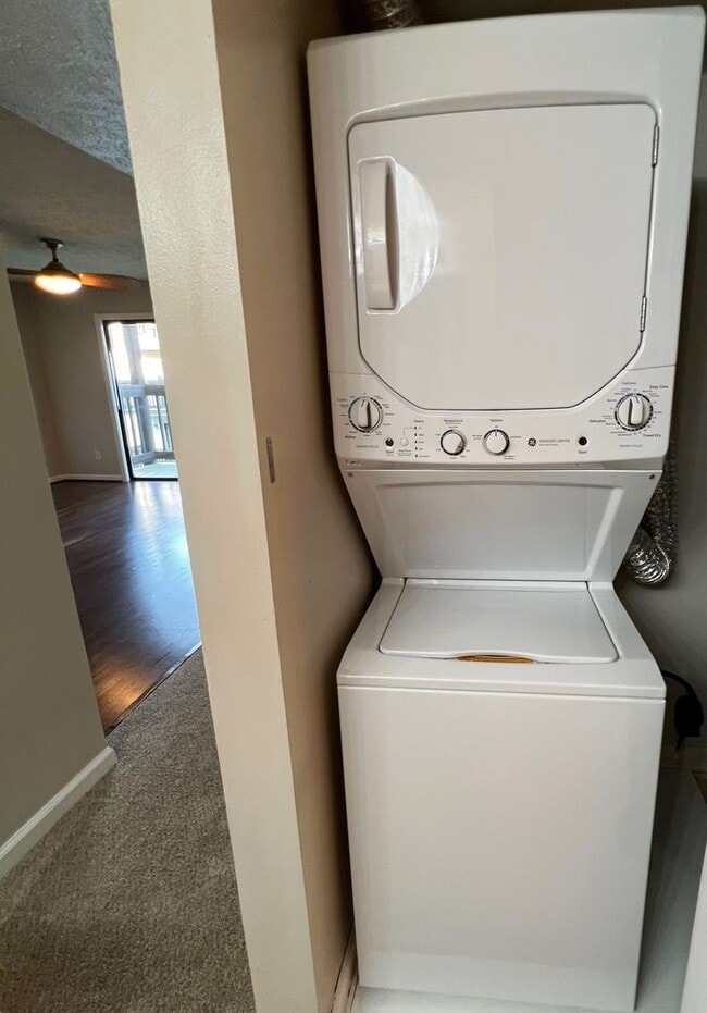 Building Photo - 1 Bedroom Apartment in Hampton Club – Move...
