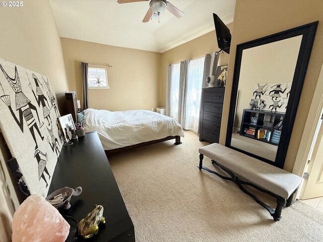 Building Photo - Spacious 2BD/2.5BA Townhome in the Heart o...