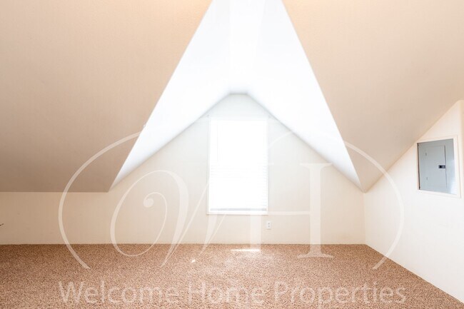 Building Photo - Spacious Attic Apartment Close to WWU