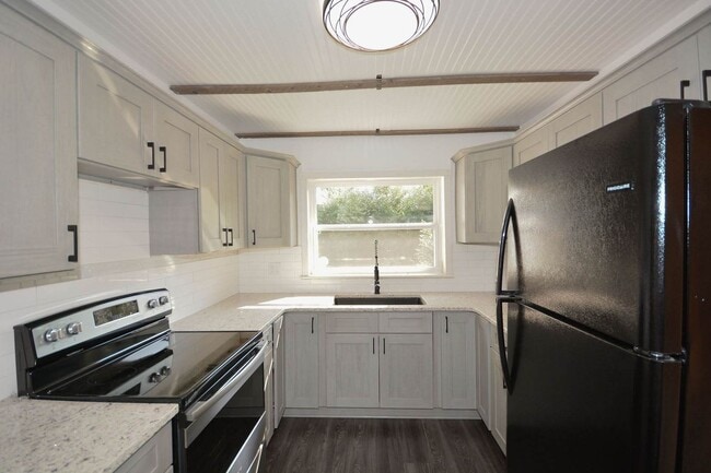 Building Photo - 4 Bed/3 Bath home w/fenced yard in Augusta - Available December 5, 2025