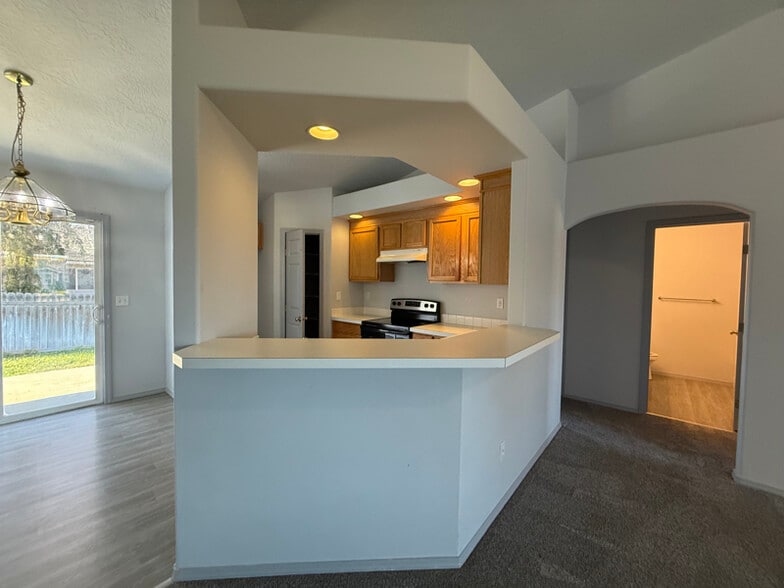 Building Photo - 607 Meadowbrook Dr