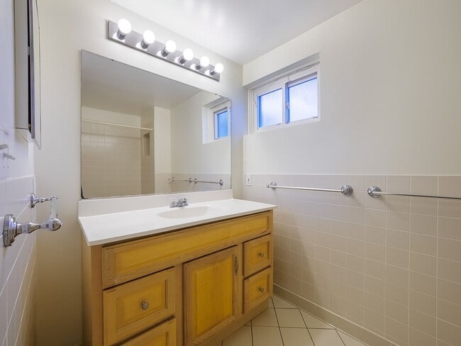 Building Photo - 2702 Navarre Dr