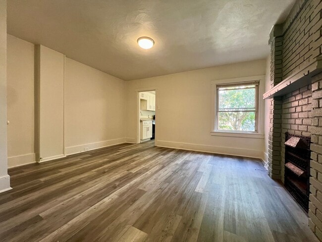 Building Photo - Charming Three Bedroom Townhouse in Squirr...