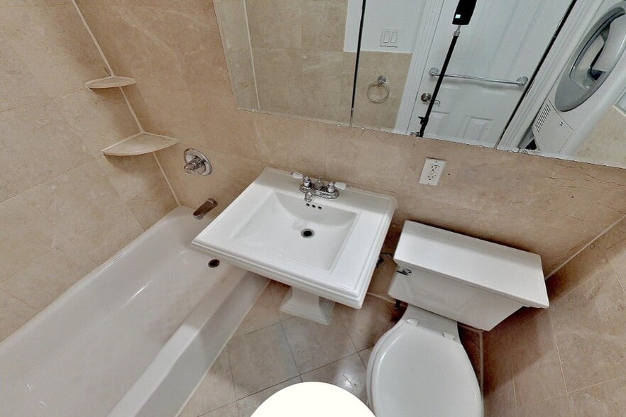 Building Photo - 138 E 16th St