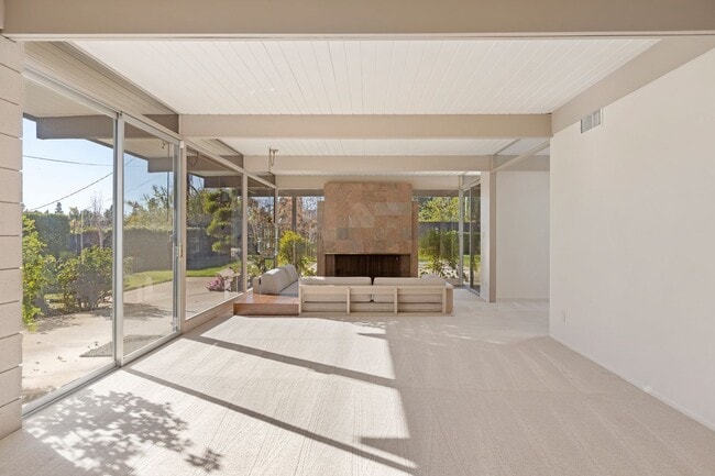 Building Photo - Stunning Mid-Century Modern 4 BR 3 BA with Bonus Room and Office