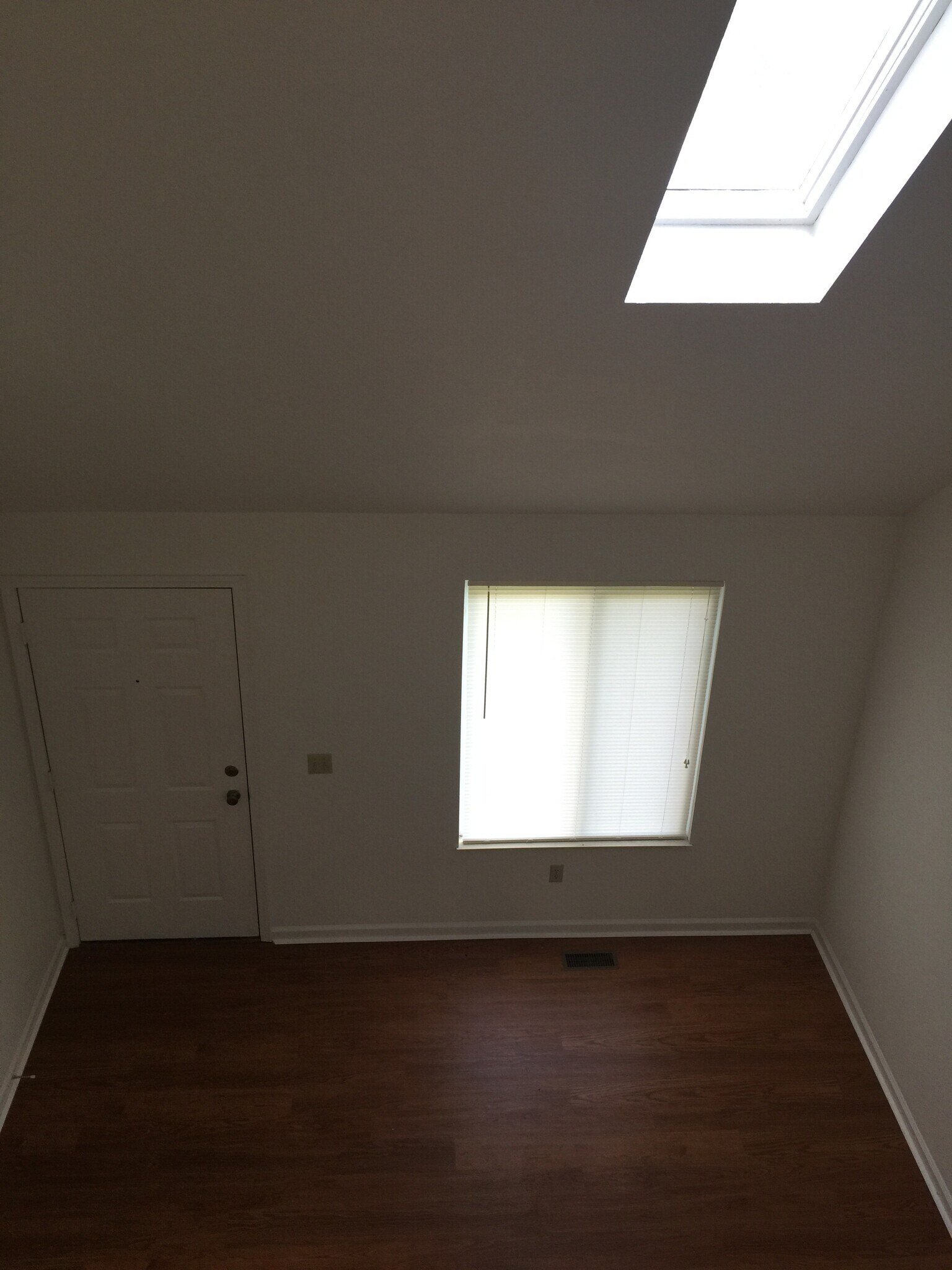 Building Photo - 5945 Red Oak Dr