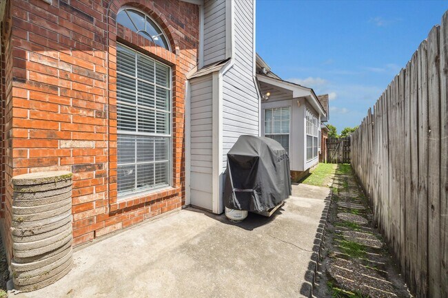 Building Photo - 8830 Fairbloom Ln