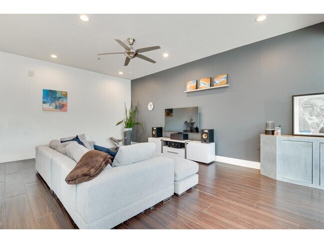 Building Photo - 604 N Bluff Dr