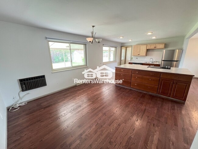 Building Photo - 7759 Elmwood Ln