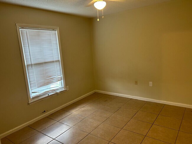 Building Photo - 140 Lanier Dr