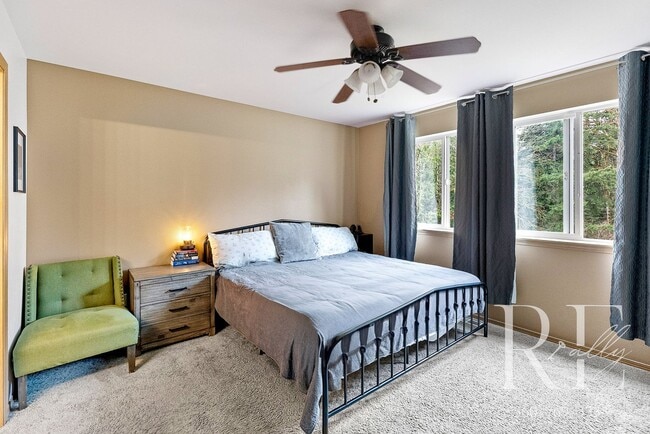 Building Photo - Peaceful Retreat Near JBLM | Spacious 3BR ...