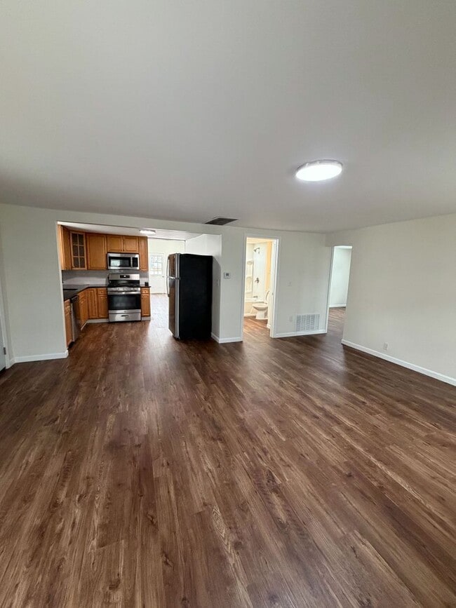 Building Photo - Freshly Renovated Home in Convenient Locat...