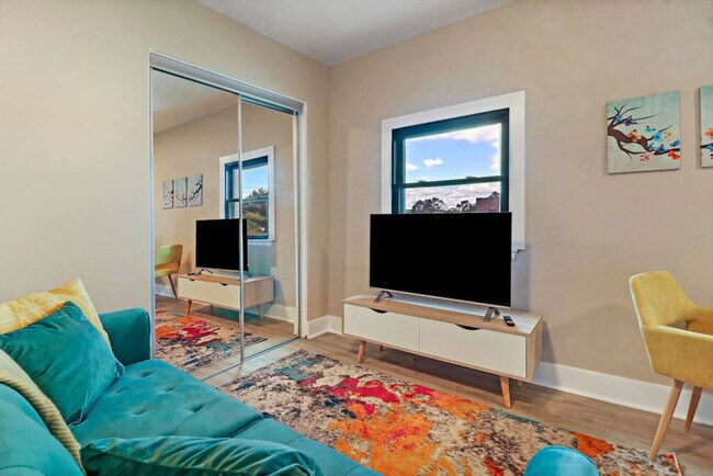 Primary Photo - 5009 Columbia Ave