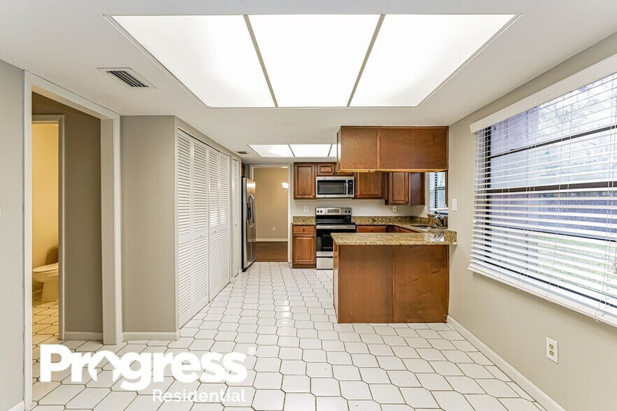 Building Photo - 15715 Country Lake Dr