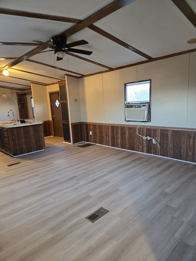 Building Photo - 3 bedroom, 2 bath Mobile Home in Yorktowne