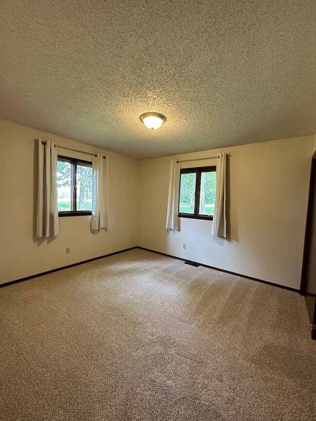 Building Photo - Single family home available to rent, located on Quincy's East Side.
