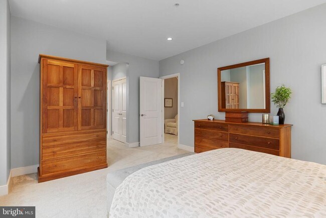 Building Photo - 1418 N Rhodes St