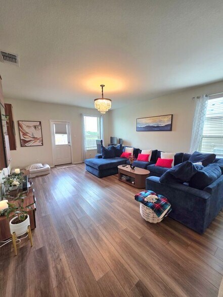Building Photo - 350 Bedford Falls Ln
