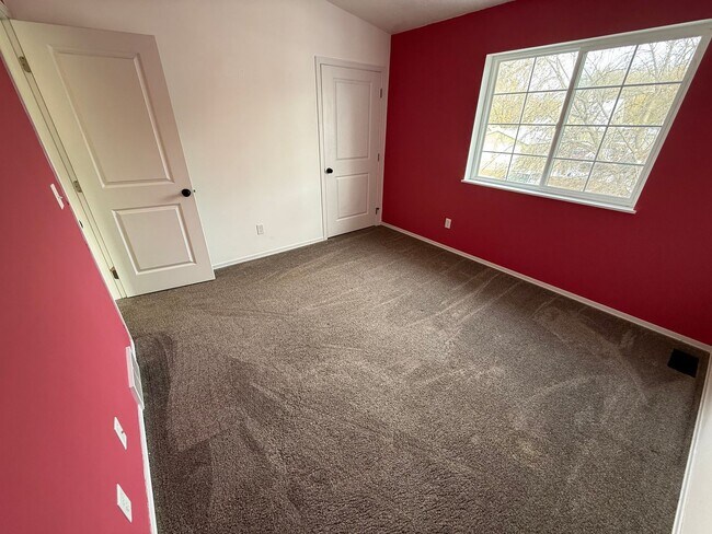 Building Photo - Twin Home for Rent Near Downtown Sioux Falls