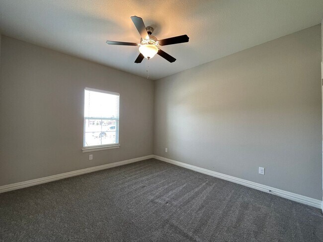 Building Photo - AVAILABLE NOW 3 BEDROOM 2 BATH WITH OFFICE...