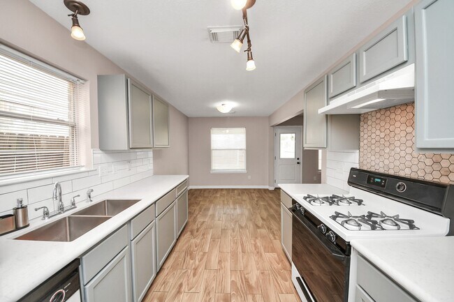 Building Photo - 3919 Vauxhall Dr S