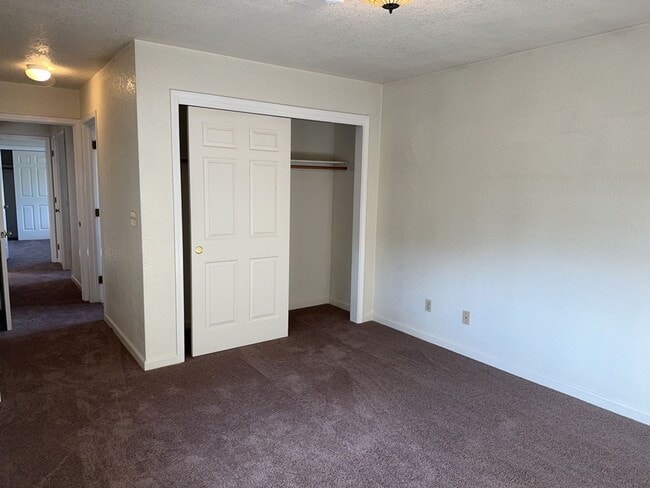 Building Photo - 3 Bedroom 2 Bath Home Located in the Cutten/Ridgewood Area