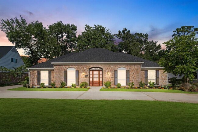 Primary Photo - 322 N Wilcrest Dr