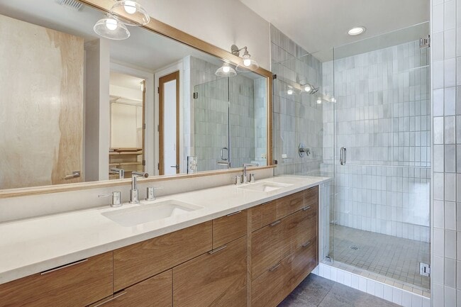 Building Photo - Gorgeous Contemporary 2/2 Condo in 78704