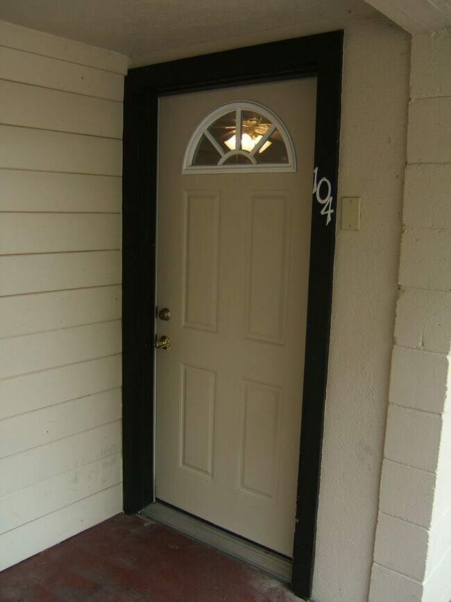 Interior Photo - 1129 Magnolia Ave