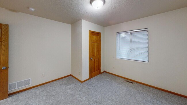 Building Photo - Spacious 4-Bed, 3-Bath Family Home with Fenced Yard and Attached Garage