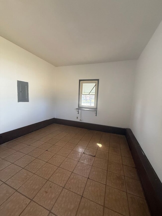 Building Photo - 3 Bed 1 Bath with Bonus Room Coming Soon!