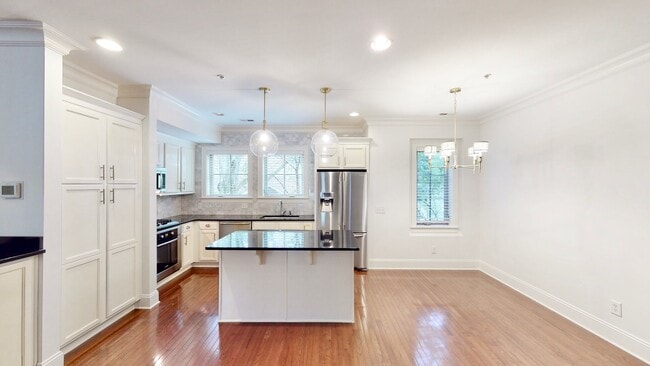 Building Photo - 1328 Ordermore Ave