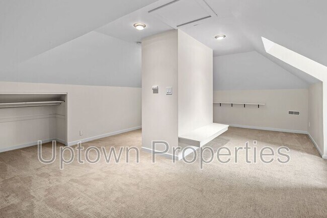 Building Photo - 9520 SW Cypress St