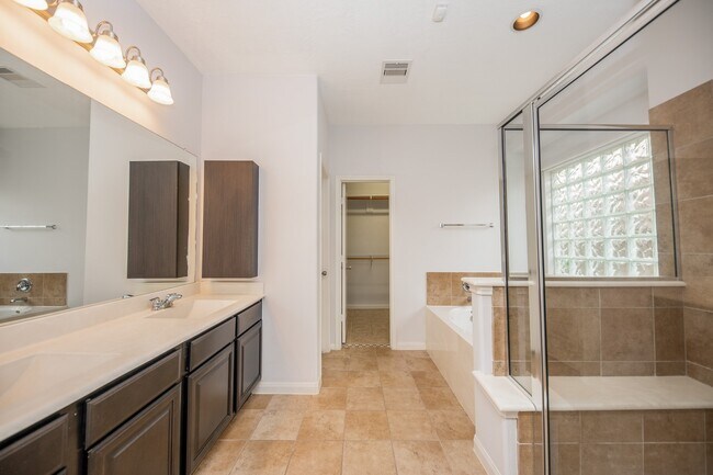 Building Photo - 3019 Lake Dr