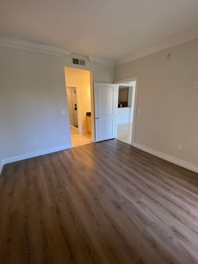 Building Photo - Remodeled 2 Bedroom Condo Just Off the Strip!