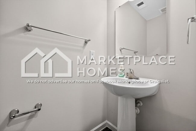 Building Photo - 807 Sun Vly Wy