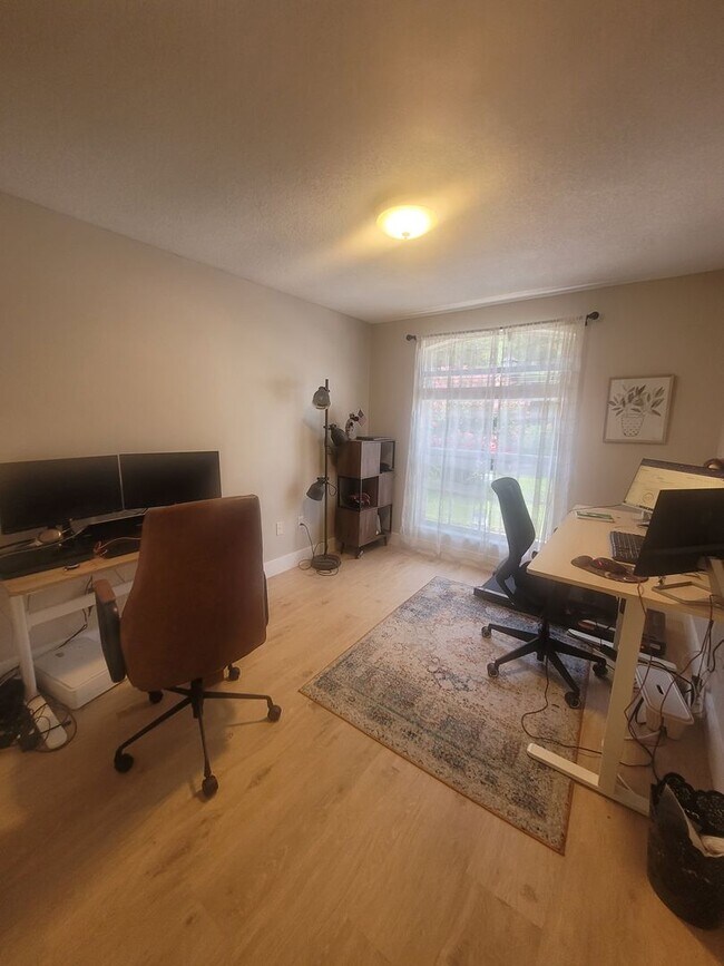 Building Photo - Modern 3 Bed, 2 Bath Home in Chelsea Parc ...