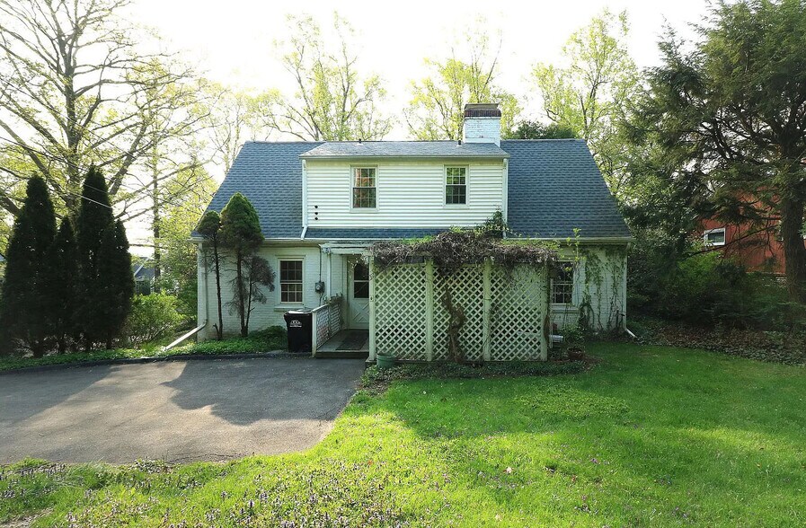 Building Photo - 215 E Irvin Ave