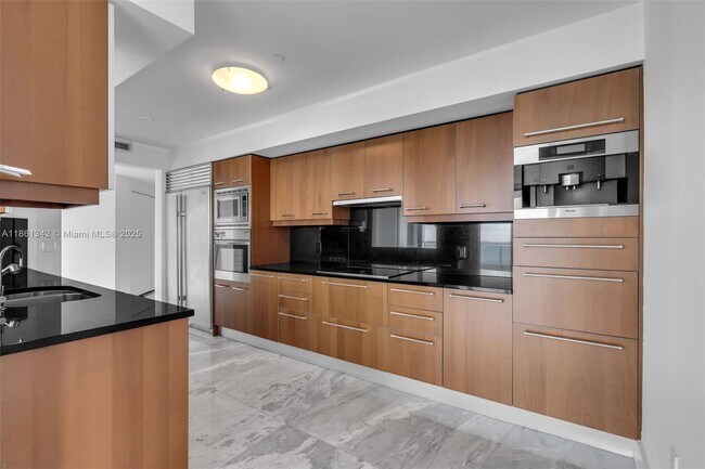 Building Photo - 1331 Brickell Bay Dr
