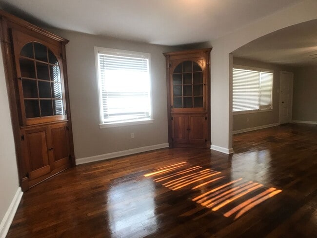 Building Photo - Spacious 3 Bed 1.5 Bath Home Near Hunter & Armstrong – No Deposit Special!