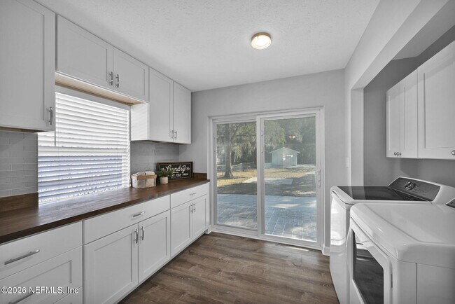 Building Photo - 133 Cll Menendez