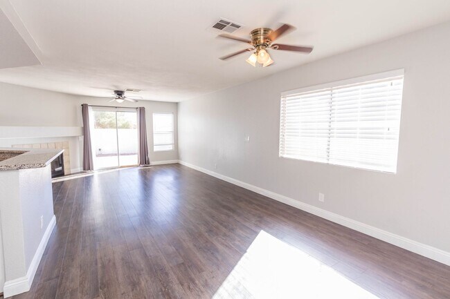 Building Photo - Lovely Home in The Lakes!