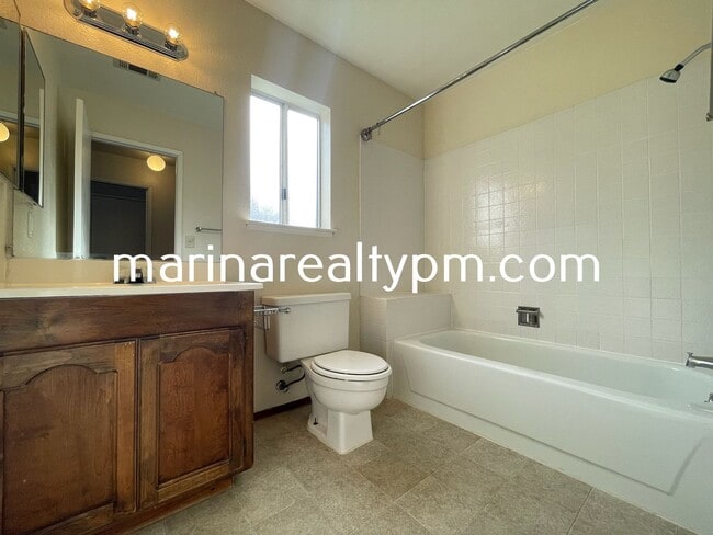 Building Photo - 2 bed 2 bath single family home in established neighborhood in City of Suisun