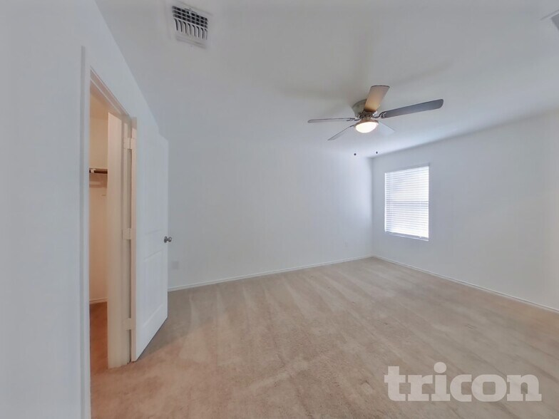 Building Photo - 5715 Vista Point