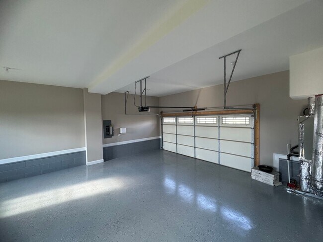Building Photo - Stunning 4-Bedroom, 3-Bathroom Home – A Mu...