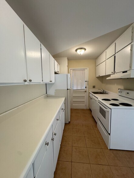 Building Photo - 160 S Lake Dr