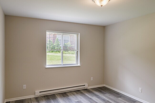 Building Photo - 2103 Green Tree Rd